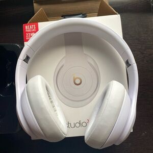 Beats by Dre headphones white and gold